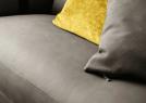 Détail du précieux cuir Douglas gris qui recouvre le canapé avec chaise longue ronde Dee Dee - BertO